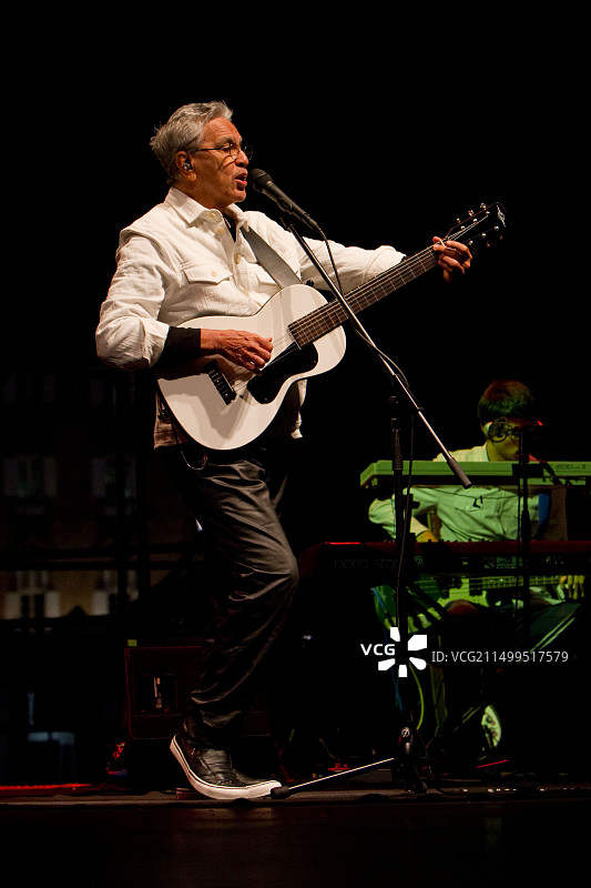 巴西作曲家兼歌手卡埃塔诺·费洛索在都灵爵士音乐节上举行音乐会图片素材