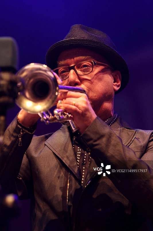 在都灵爵士音乐节上演奏的美籍爵士小号手Brian Lynch（生于1956年）图片素材