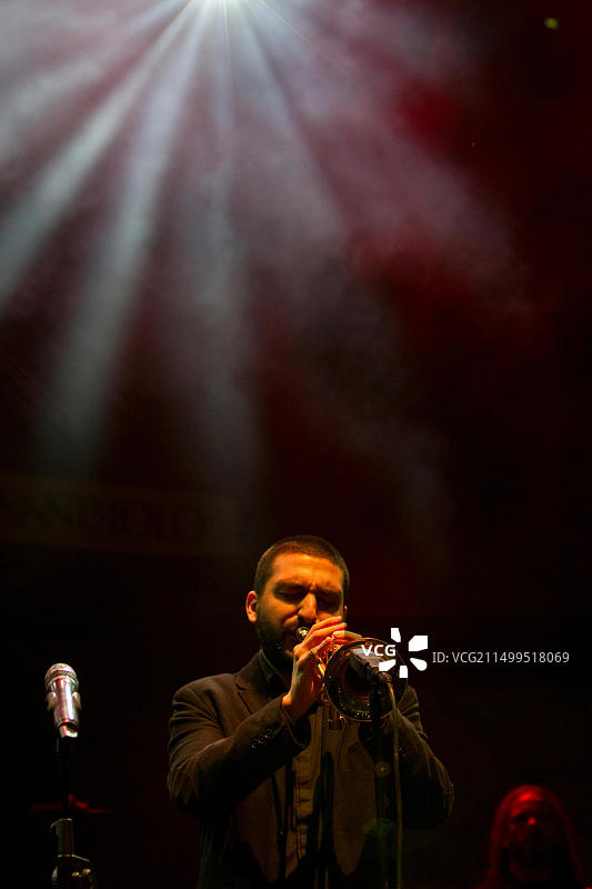 法国小号手易卜拉欣·马卢夫在都灵爵士音乐节上表演图片素材