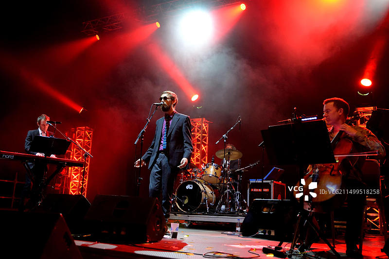 西班牙毕尔巴鄂：乐队The Divine Comedy的现场表演图片素材