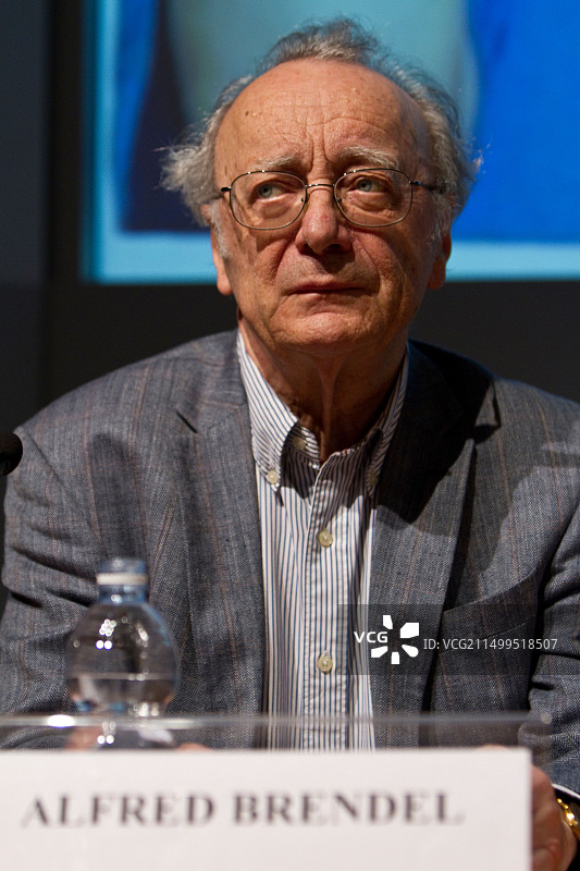 奥地利钢琴家、诗人和作家阿尔弗雷德·布伦德尔在都灵书展上介绍他的新书（生于1931年）图片素材