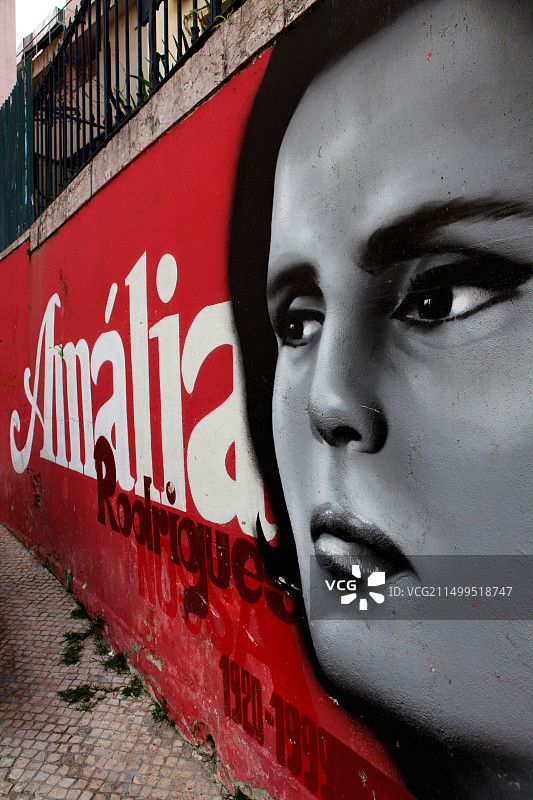 葡萄牙里斯本的城市墙绘，纪念阿玛莉亚·罗德里格斯的一生图片素材