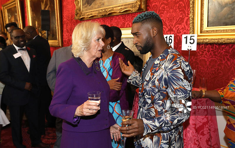 康沃尔公爵夫人在伦敦圣詹姆斯宫的招待会上与音乐家Tinie Tempah交谈，此前她将访问冈比亚、加纳和尼日利亚图片素材
