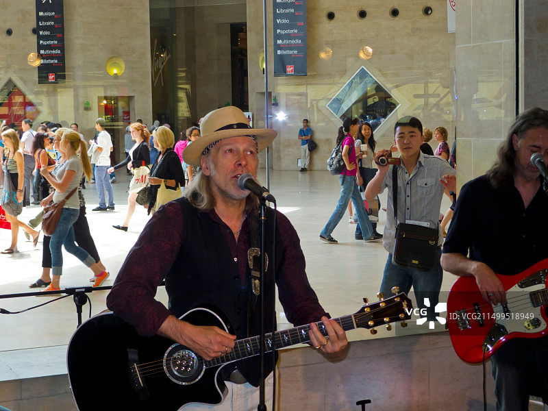 埃利奥特·墨菲在巴黎苹果商店表演图片素材