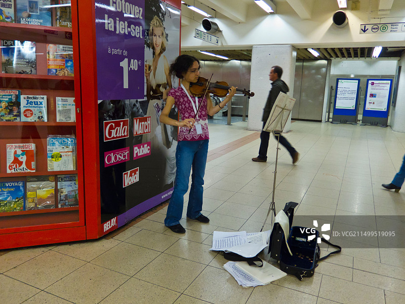 巴黎地铁里昂车站的法国少女音乐家图片素材