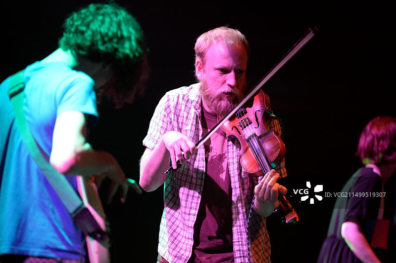 Darren Hayman乐队的小提琴手在Heineken Primavera Sound音乐节演出图片素材