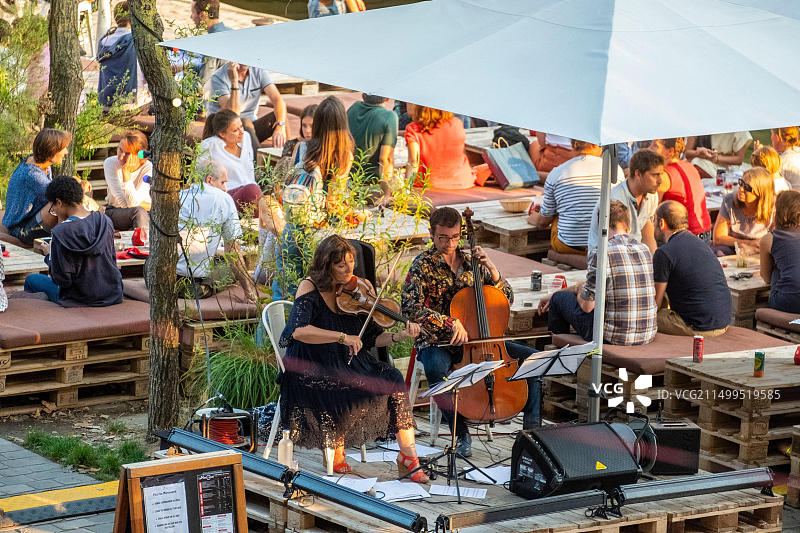 法国巴黎塞纳河畔公园、市政厅码头和Marcounet船屋咖啡馆的现场音乐会图片素材