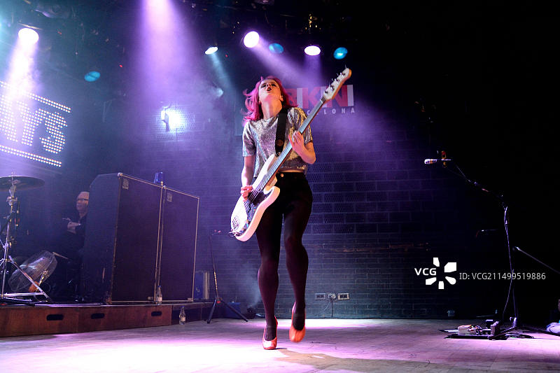 巴塞罗那：The Subways乐队吉他手Charlotte Cooper在Bikini舞台演出图片素材