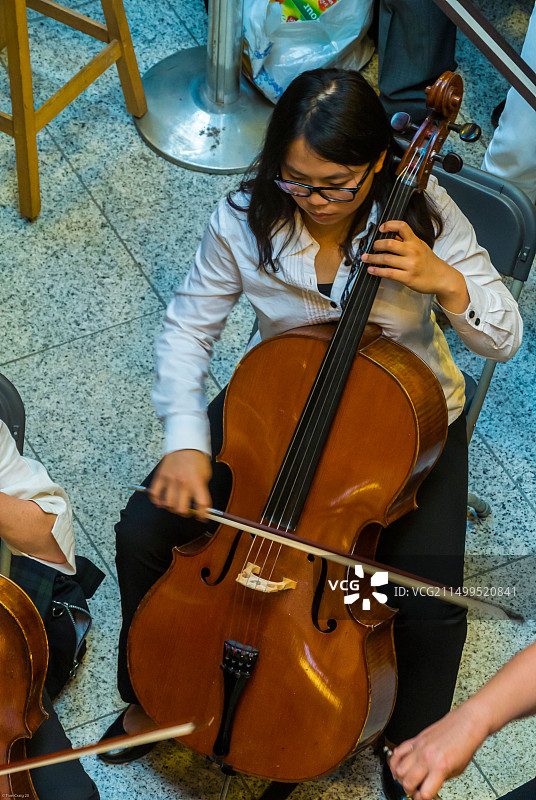 法国巴黎圣拉扎尔火车站：国家音乐节上的大提琴演奏家图片素材