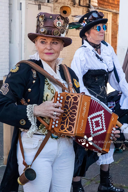 英国肯特郡滕特登年度民俗音乐节：手风琴演奏者图片素材