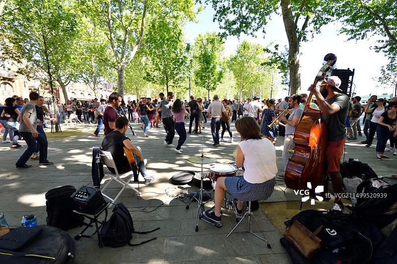 法国上加龙省图卢兹加龙河岸，圣皮埃尔广场的星期日下午舞蹈图片素材