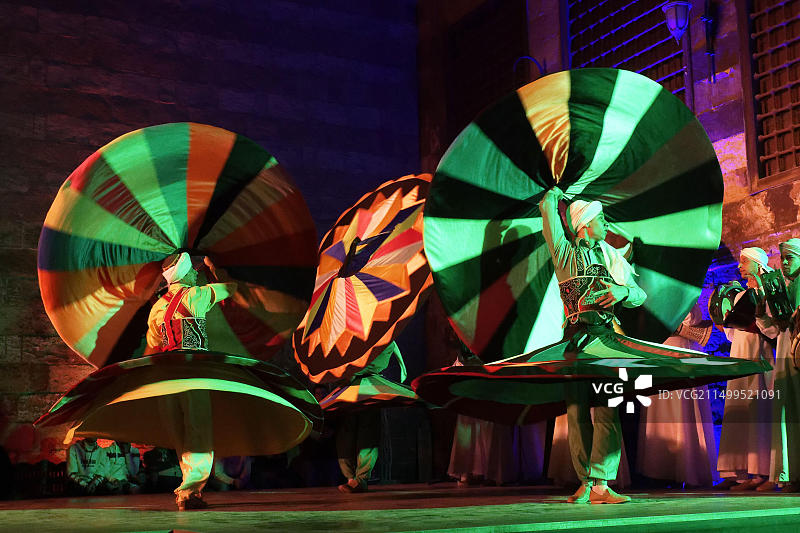 埃及开罗：古老的伊斯兰城市Al Ghuri伊斯兰建筑群的苏菲舞和音乐表演图片素材