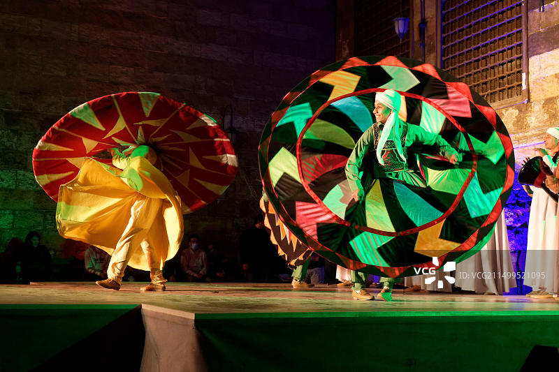 埃及开罗：古老的伊斯兰城市Al Ghuri伊斯兰建筑群的苏菲舞和音乐表演图片素材