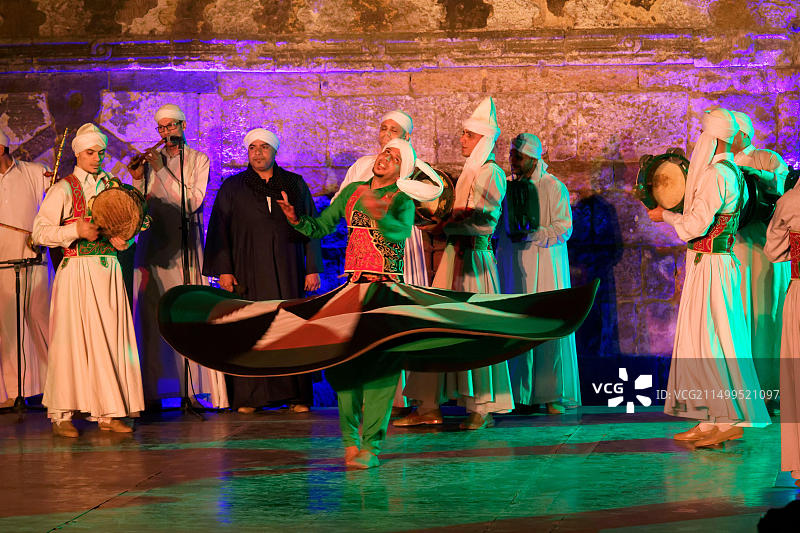 埃及开罗：古老的伊斯兰城市Al Ghuri伊斯兰建筑群的苏菲舞和音乐表演图片素材