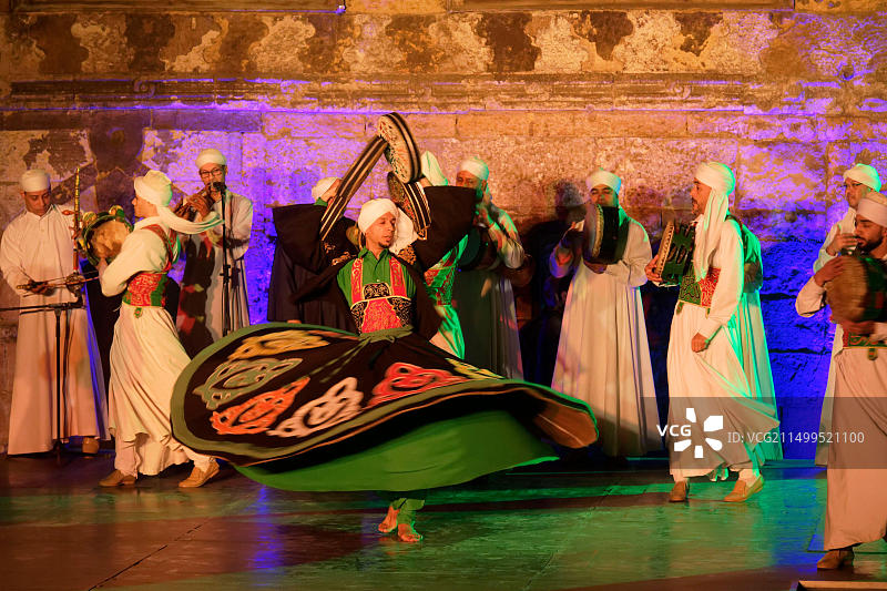 埃及开罗：古老的伊斯兰城市Al Ghuri伊斯兰建筑群的苏菲舞和音乐表演图片素材