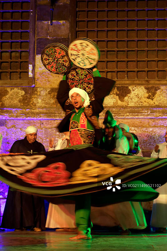 埃及开罗：古老的伊斯兰城市Al Ghuri伊斯兰建筑群的苏菲舞和音乐表演图片素材