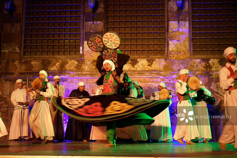 埃及开罗：古老的伊斯兰城市Al Ghuri伊斯兰建筑群的苏菲舞和音乐表演图片素材