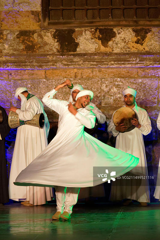 埃及开罗：古老的伊斯兰城市Al Ghuri伊斯兰建筑群的苏菲舞和音乐表演图片素材
