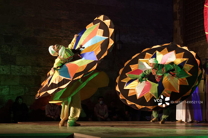 埃及开罗：古老的伊斯兰城市Al Ghuri伊斯兰建筑群的苏菲舞和音乐表演图片素材