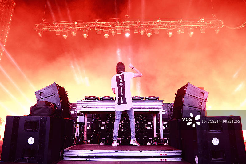 西班牙贝尼卡西姆 - 7月20日：Alesso（瑞典DJ和电子舞曲制作人）在2014年FIB音乐节上表演图片素材