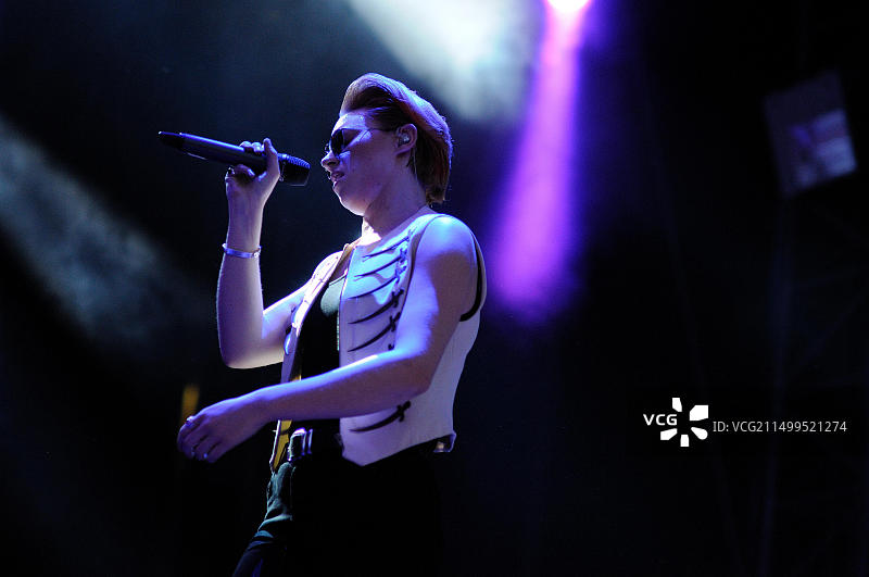 西班牙贝尼卡西姆 - 7月18日：La Roux（乐队）在2013年贝尼卡西姆国际音乐节上的演唱会图片素材