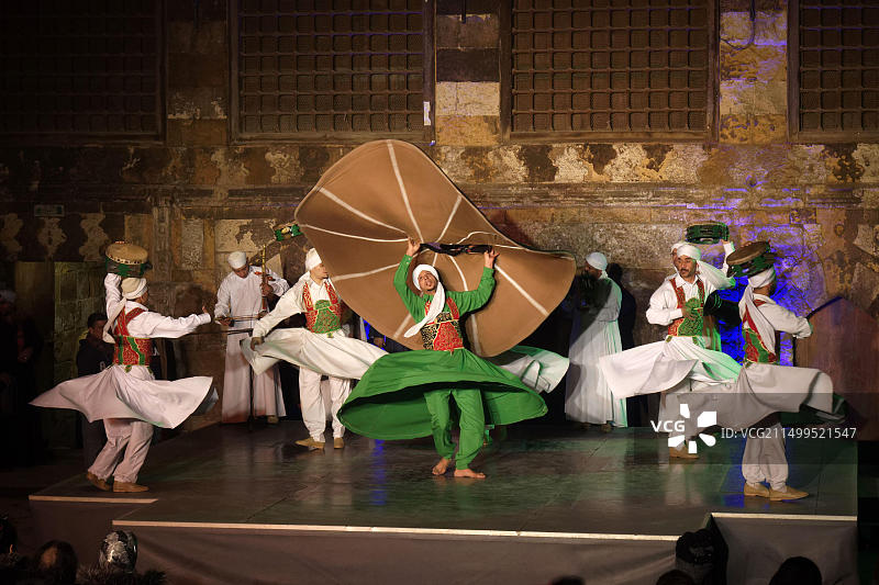 埃及开罗：古老的伊斯兰城市Al Ghuri伊斯兰建筑群的苏菲舞和音乐表演图片素材
