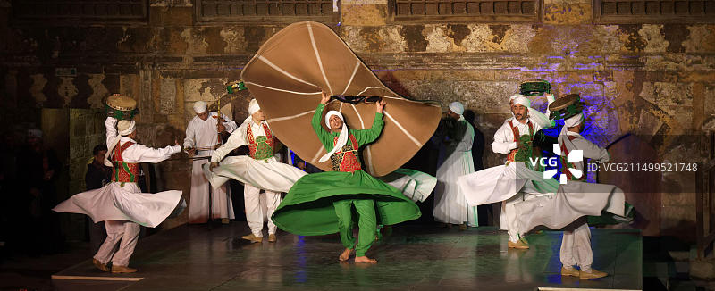 埃及开罗：古老的伊斯兰城市Al Ghuri伊斯兰建筑群的苏菲舞和音乐表演图片素材