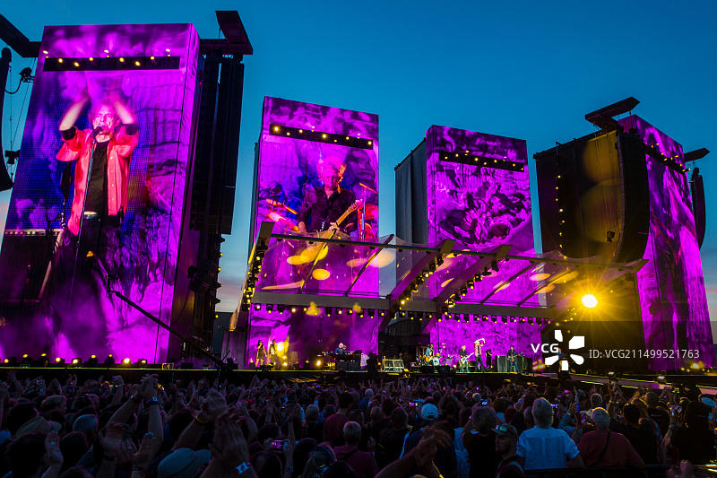 滚石乐队露天演唱会的舞台表演图片素材