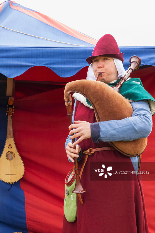 英国肯特郡利兹城堡中世纪节日上的风笛演奏者图片素材