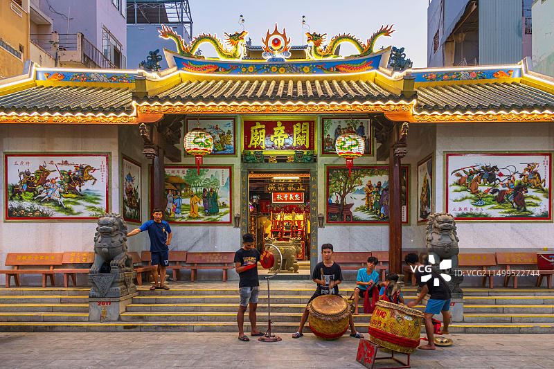 越南湄公河三角洲安江省周笃观德庙，年轻音乐家为春节排练图片素材