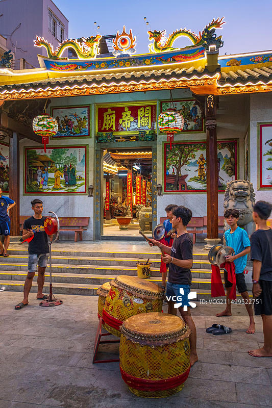 越南湄公河三角洲安江省周笃观德庙，年轻音乐家为春节排练图片素材