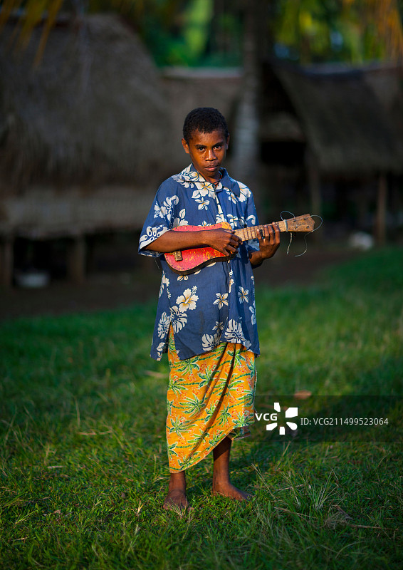 弹吉他的海岛女孩，特罗布里恩群岛，巴布亚新几内亚图片素材