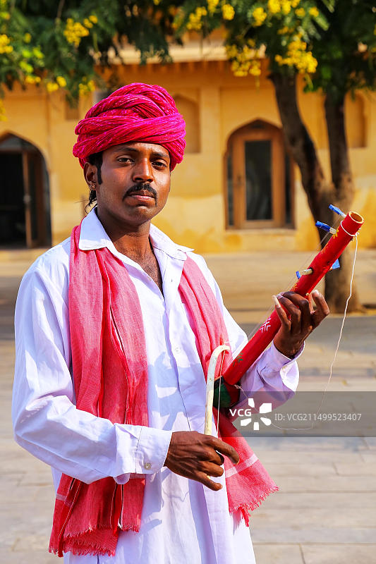 印度琥珀堡演奏拉瓦纳哈塔琴的男人图片素材