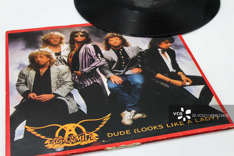 专辑名称特写：经典摇滚乐队空中铁匠乐队的音乐专辑黑胶唱片，名为《老兄看起来像个女人》单曲专辑封面图片素材