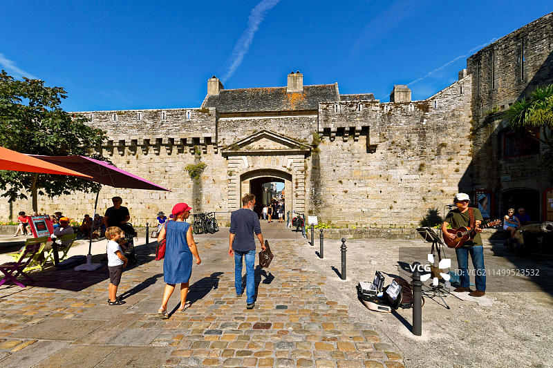 法国菲尼斯泰尔省孔卡尔诺：封闭的城镇，通往城墙的入口，总督府图片素材