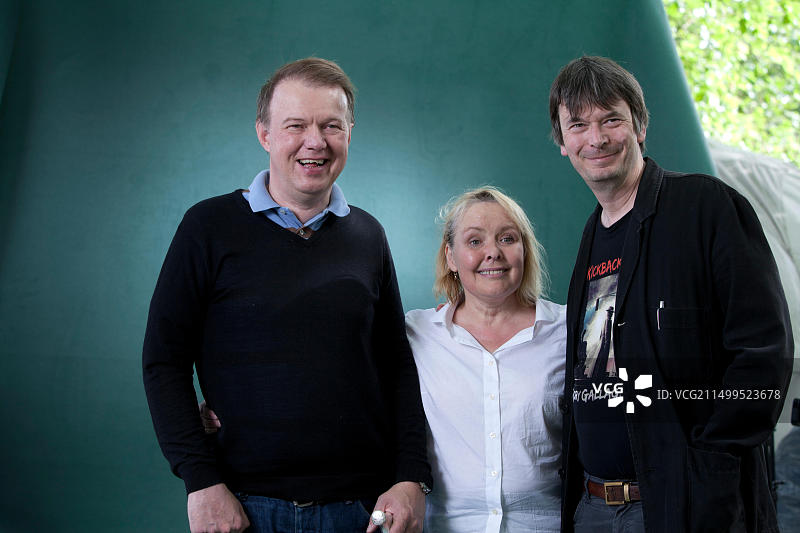 艾德温·柯林斯（左），苏格兰音乐家，他的妻子兼作家格蕾丝·麦克斯韦尔和伊恩·兰金，在2015年爱丁堡国际图书节上。爱丁堡，苏格兰。2015年8月25日图片素材