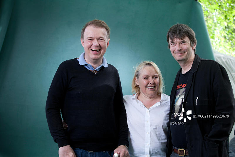 艾德温·柯林斯（左），苏格兰音乐家，他的妻子兼作家格蕾丝·麦克斯韦尔和伊恩·兰金，在2015年爱丁堡国际图书节上。爱丁堡，苏格兰。2015年8月25日图片素材