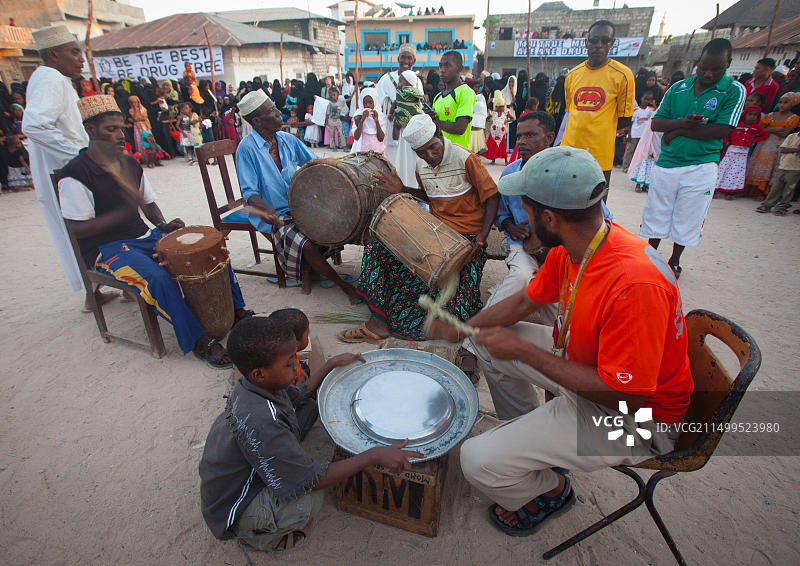 在肯尼亚拉穆郡拉穆的圣纪节上的音乐家图片素材