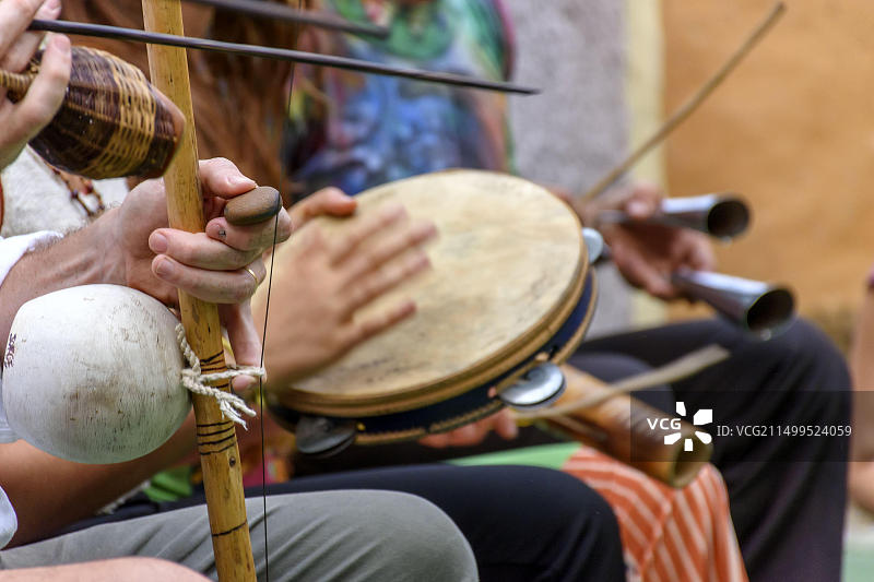 巴西卡波耶拉表演中的贝林巴和乐器演奏者图片素材