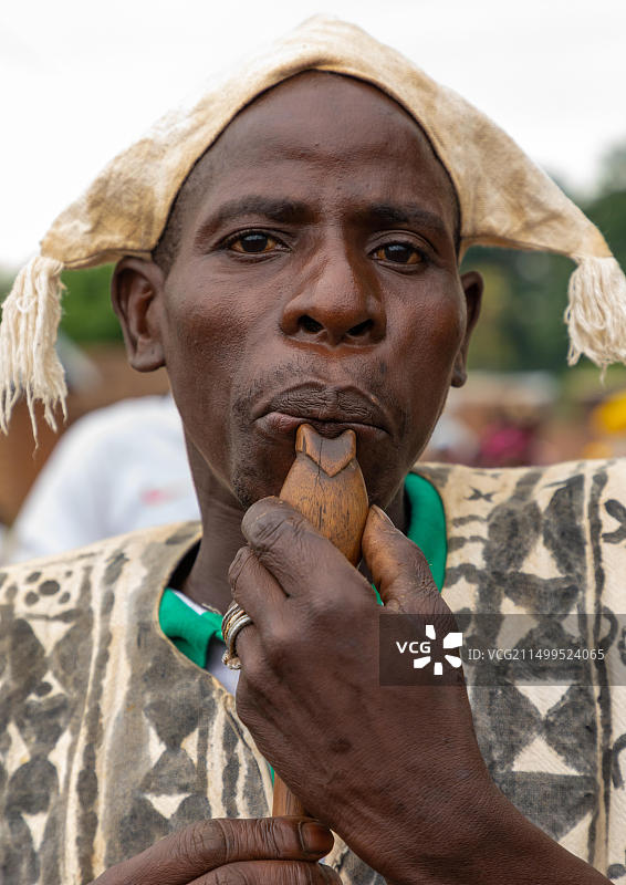 科特迪瓦萨瓦内区恩达拉，塞努福男人在恩戈罗舞蹈中使用长笛图片素材