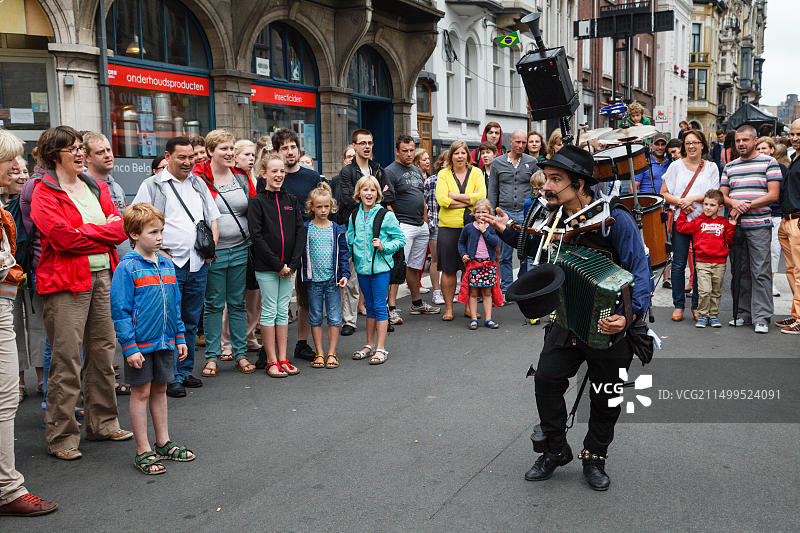 在比利时根特一年一度的街头艺术节上的街头艺人图片素材