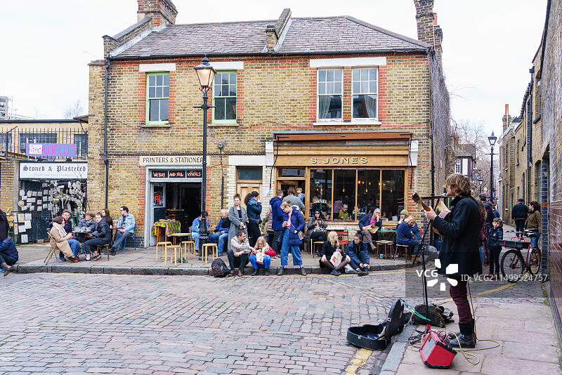 街头艺人在伦敦哥伦比亚路市场表演图片素材