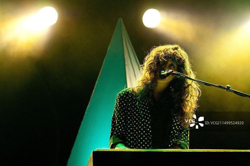 西班牙巴塞罗那：Beach House乐队主唱维多利亚·勒格朗在西班牙村演出图片素材