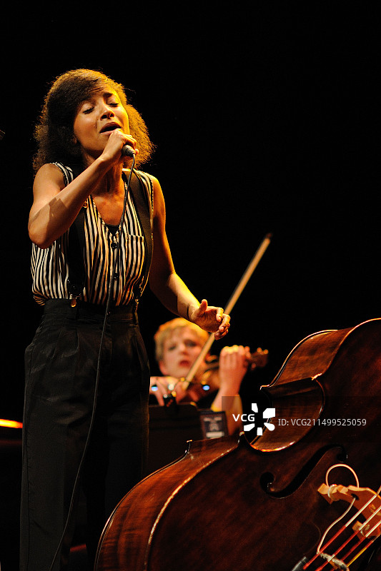 西班牙巴塞罗那：Esperanza Spalding乐队在2011年Auditori演出图片素材