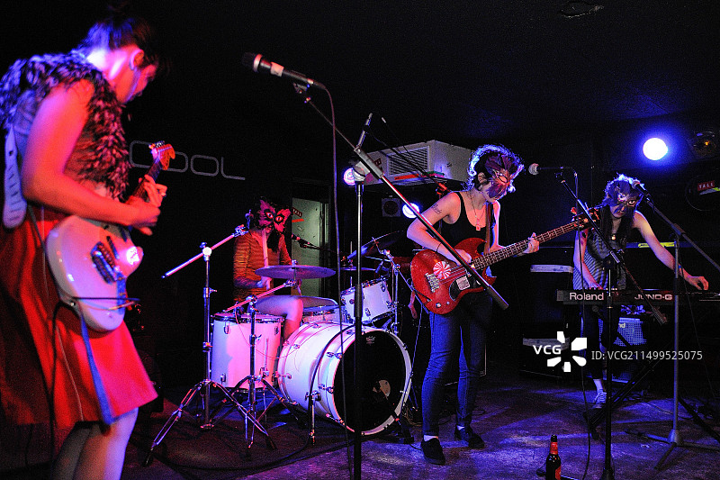 西班牙巴塞罗那：The Coathangers乐队在BeCool演出，2011年4月8日图片素材