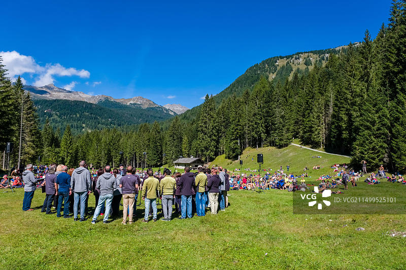 在布伦塔多洛⽶蒂主⼭脉下⽅的Malga Brenta Bassa牧场上，⾳乐家们在多洛⽶蒂之声⾳乐节期间进⾏表演图片素材