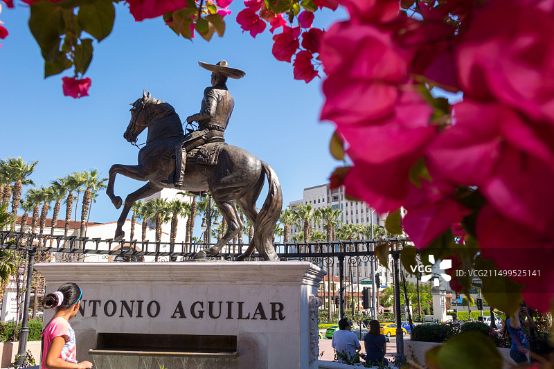 洛杉矶奥维拉街墨西哥传统青铜雕像图片素材