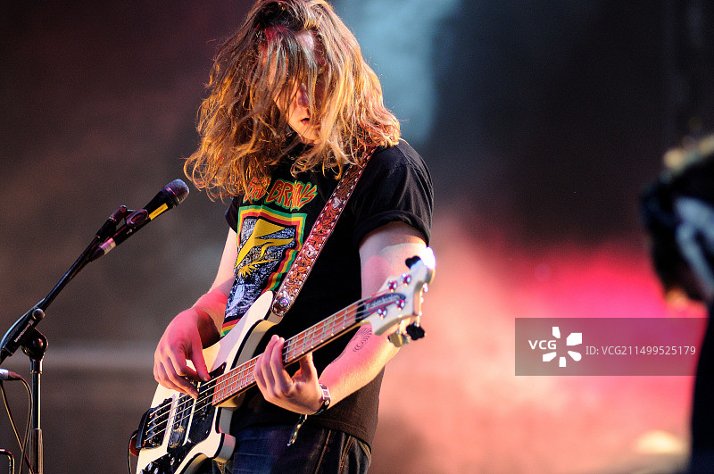 巴塞罗那Heineken Primavera Sound音乐节：The Vaccines乐队金发贝斯手Arni Arnason表演图片素材