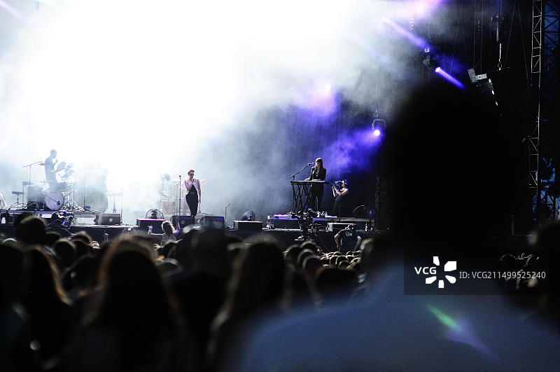 西班牙贝尼卡西姆 - 7月18日：La Roux（乐队）在2013年贝尼卡西姆国际音乐节上的演唱会图片素材