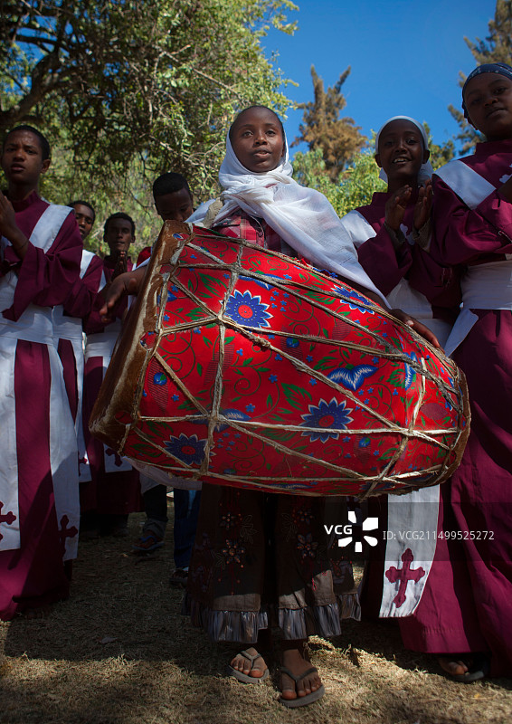 在埃塞俄比亚正教教堂婚礼上打鼓的女孩图片素材